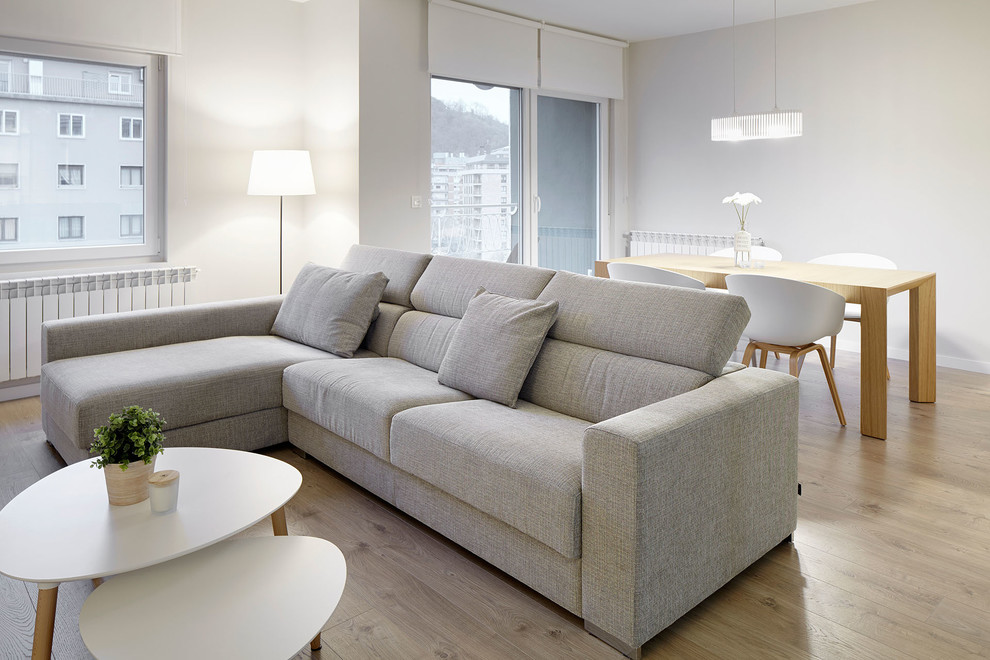Diseño de salón para visitas abierto nórdico de tamaño medio sin chimenea y televisor con paredes blancas y suelo de madera en tonos medios