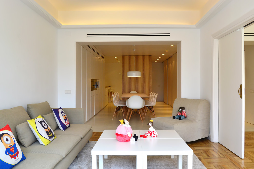 Modelo de salón para visitas abierto tradicional renovado de tamaño medio sin chimenea con paredes blancas y suelo de madera en tonos medios