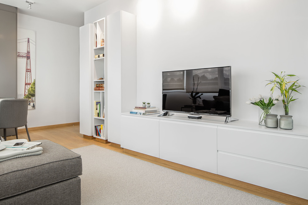 На фото: открытая гостиная комната среднего размера в современном стиле с белыми стенами, светлым паркетным полом, отдельно стоящим телевизором и желтым полом с