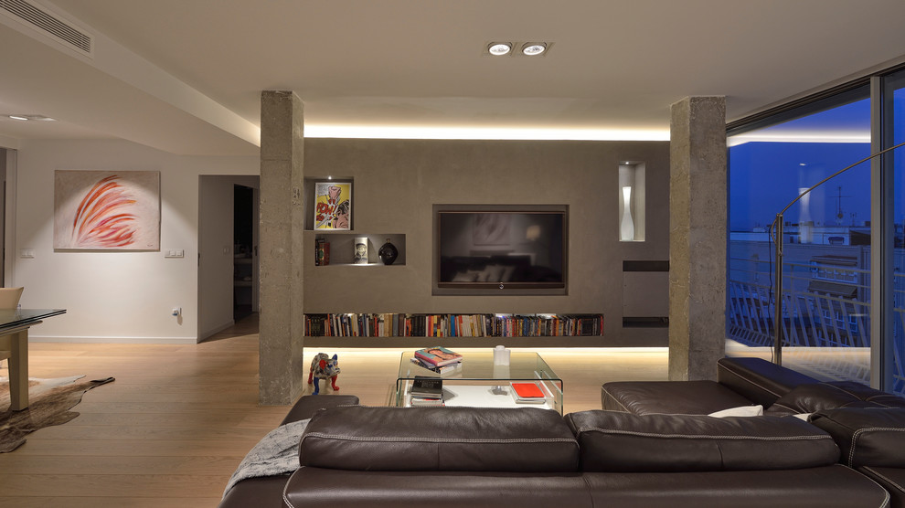 Immagine di un grande soggiorno design aperto con sala formale, pareti grigie, parete attrezzata, parquet chiaro e nessun camino