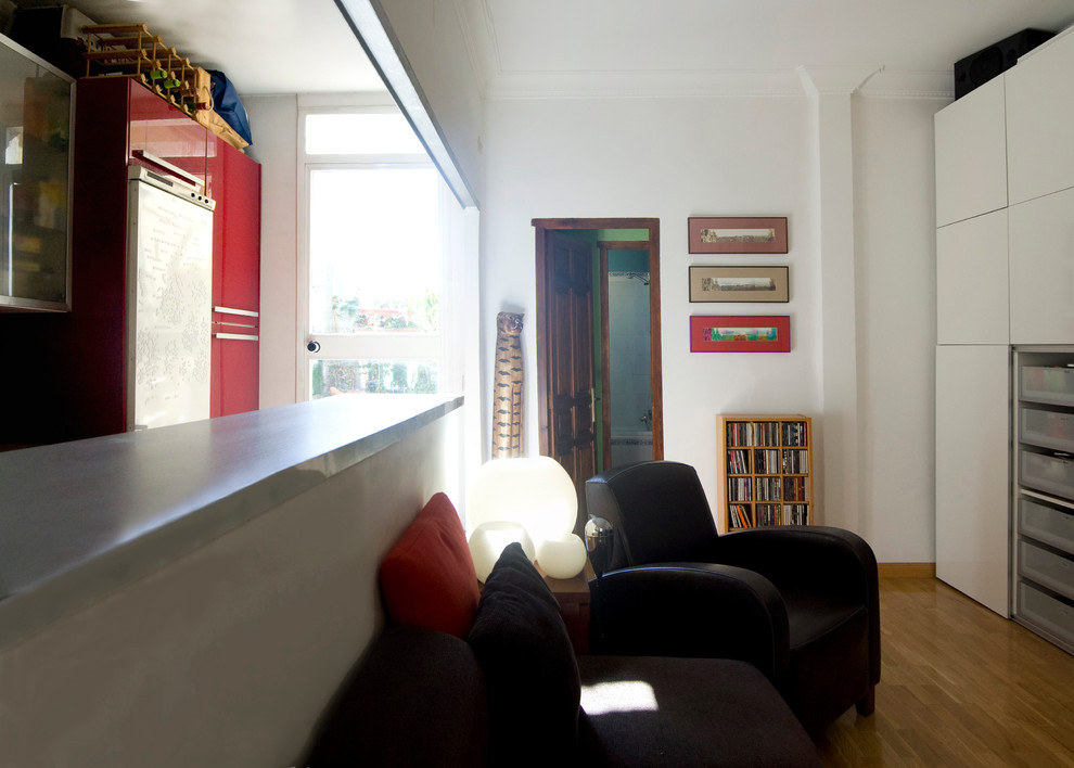 Modelo de salón con barra de bar abierto clásico renovado de tamaño medio sin chimenea con paredes blancas, suelo de madera en tonos medios y televisor colgado en la pared