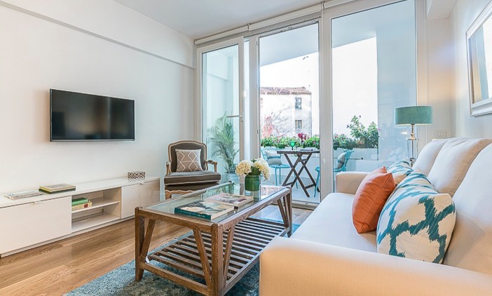 Kleines, Repräsentatives, Abgetrenntes Shabby-Style Wohnzimmer ohne Kamin mit weißer Wandfarbe, braunem Holzboden und TV-Wand in Madrid