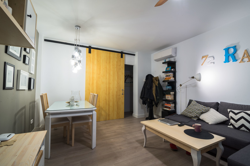 Modelo de salón para visitas cerrado escandinavo pequeño sin chimenea con paredes blancas y suelo de madera en tonos medios