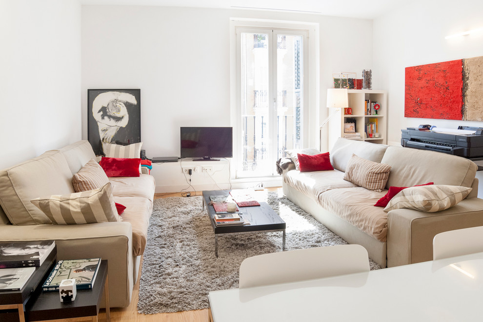 Offenes, Mittelgroßes, Repräsentatives Modernes Wohnzimmer ohne Kamin mit weißer Wandfarbe, freistehendem TV und hellem Holzboden in Madrid