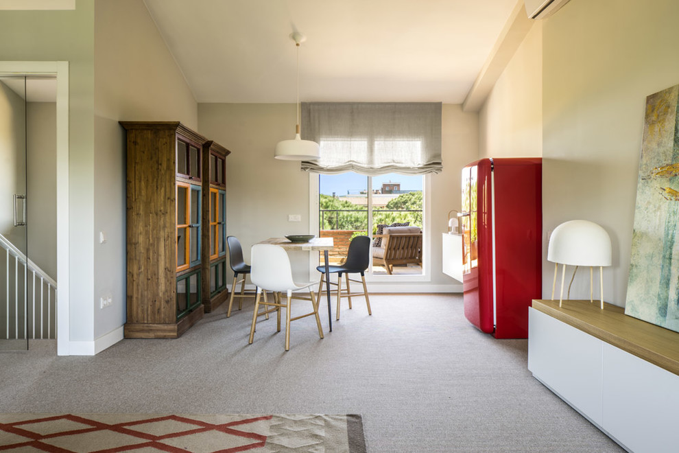 На фото: изолированная гостиная комната среднего размера в современном стиле с бежевыми стенами и серым полом без камина, телевизора