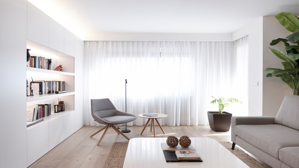 Idee per un ampio soggiorno moderno aperto con pareti bianche, parquet chiaro, nessuna TV e pavimento beige