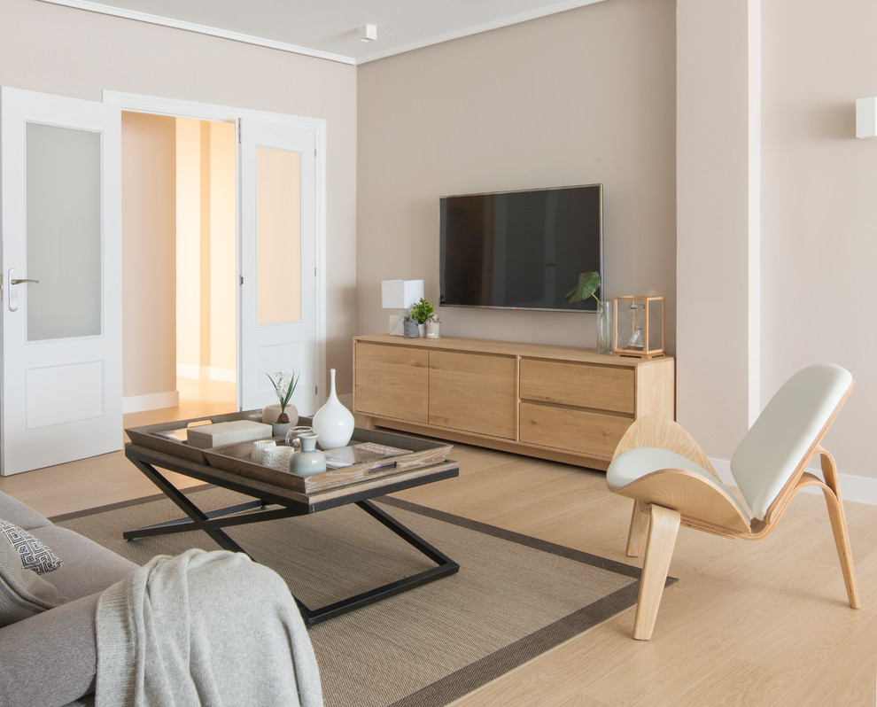 Foto på ett mellanstort skandinaviskt separat vardagsrum, med ett finrum, beige väggar, ljust trägolv och en väggmonterad TV