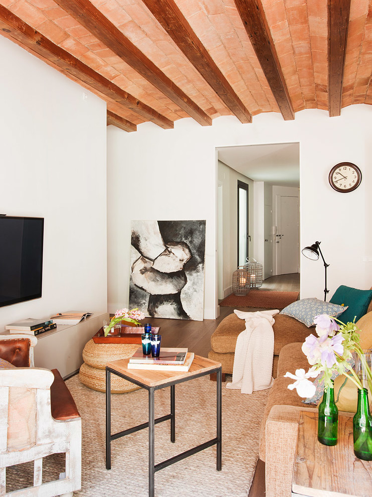 Diseño de salón cerrado nórdico de tamaño medio sin televisor y chimenea con paredes blancas y suelo de madera en tonos medios