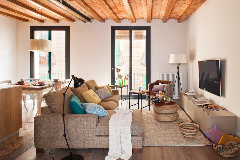 Mittelgroßes, Abgetrenntes Nordisches Wohnzimmer ohne Kamin mit braunem Holzboden, TV-Wand und weißer Wandfarbe in Barcelona