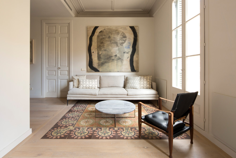 Idée de décoration pour un salon méditerranéen ouvert avec un mur beige et un sol multicolore.