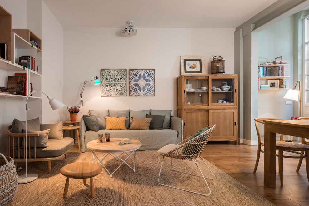 Imagen de salón para visitas abierto escandinavo de tamaño medio sin chimenea y televisor con paredes blancas y suelo de madera en tonos medios