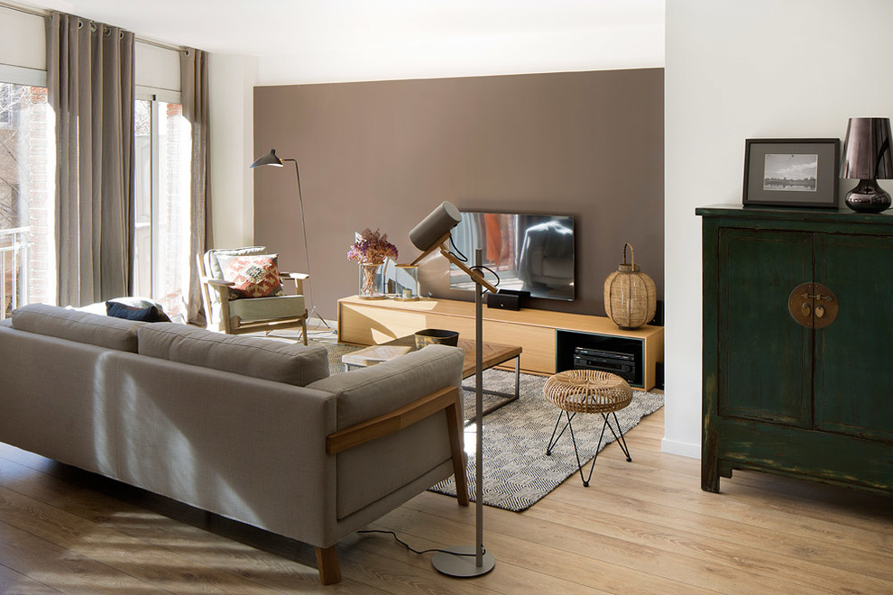 Mittelgroßes, Abgetrenntes Wohnzimmer ohne Kamin mit brauner Wandfarbe, braunem Holzboden, TV-Wand und braunem Boden in Barcelona