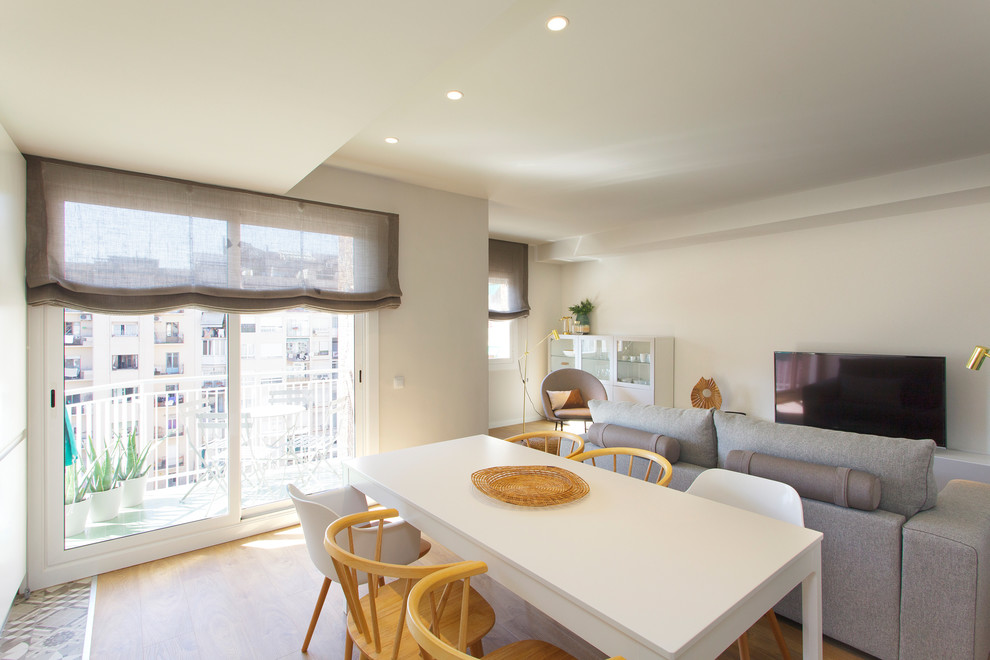 Стильный дизайн: открытая гостиная комната среднего размера в стиле модернизм с серыми стенами, паркетным полом среднего тона и отдельно стоящим телевизором - последний тренд
