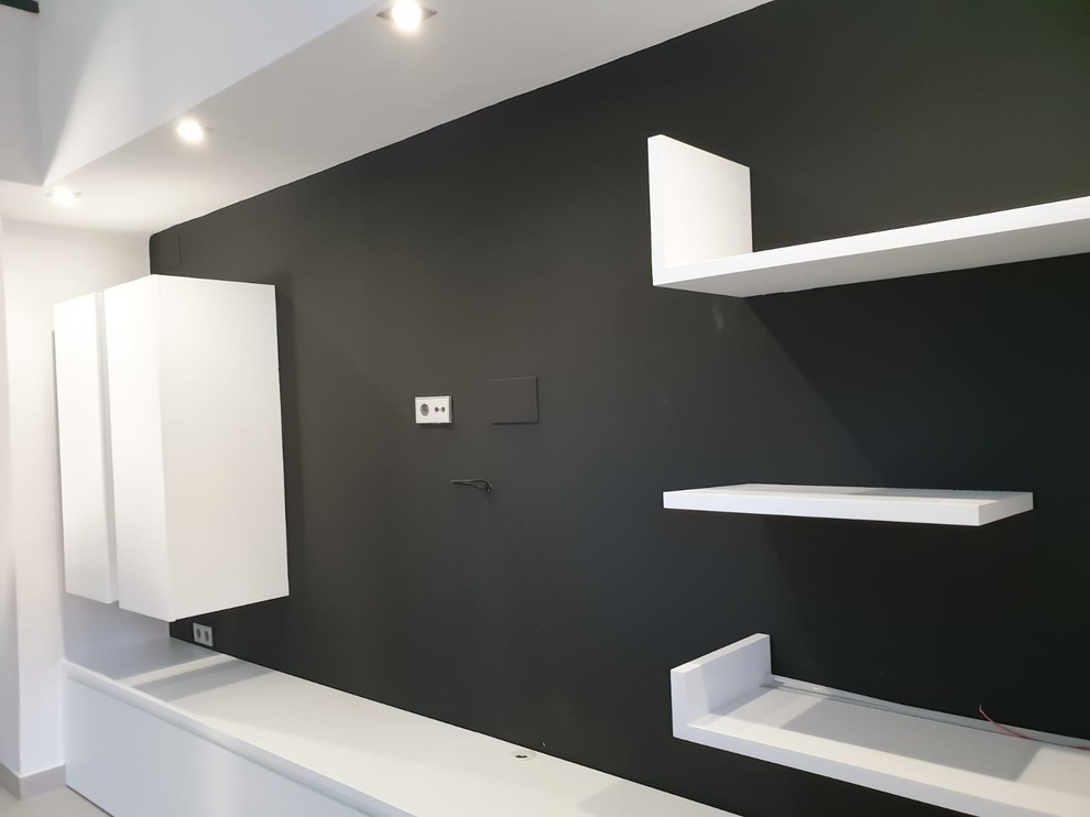Idéer för små funkis separata vardagsrum, med svarta väggar, klinkergolv i terrakotta, en väggmonterad TV och beiget golv
