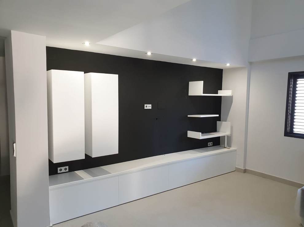 Imagen de salón cerrado moderno pequeño con paredes negras, suelo de baldosas de terracota, televisor colgado en la pared y suelo beige