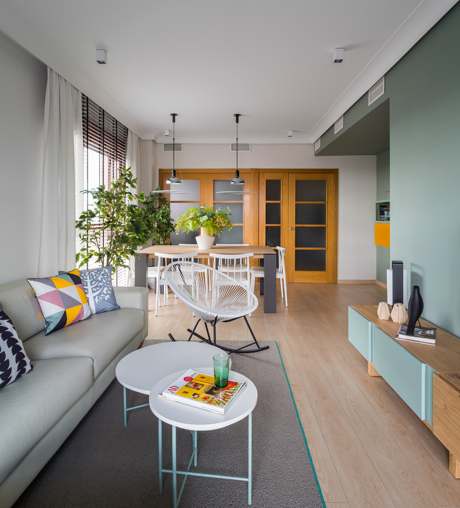This is an example of a contemporary living room in Seville.