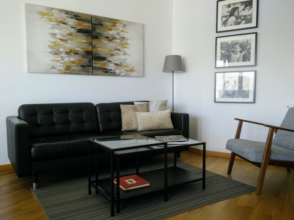Foto di un soggiorno moderno di medie dimensioni e aperto con pareti bianche, pavimento in legno massello medio, parete attrezzata e pavimento marrone
