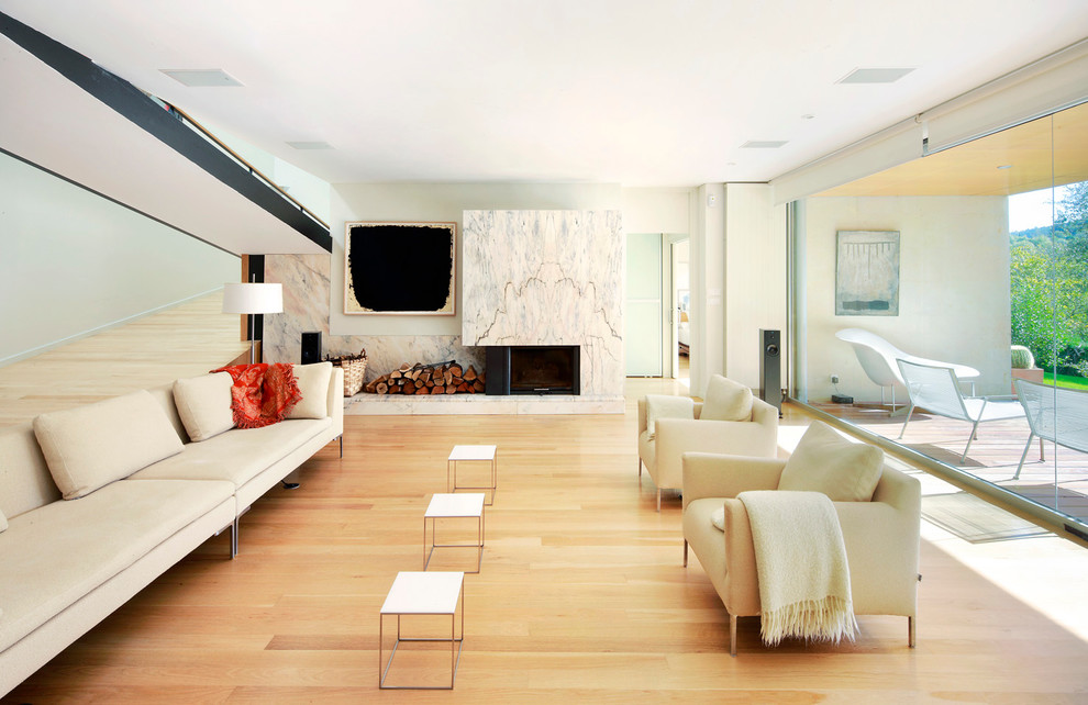 Exemple d'un salon tendance de taille moyenne et ouvert avec un mur blanc, un sol en bois brun, une cheminée ribbon, aucun téléviseur et une salle de réception.