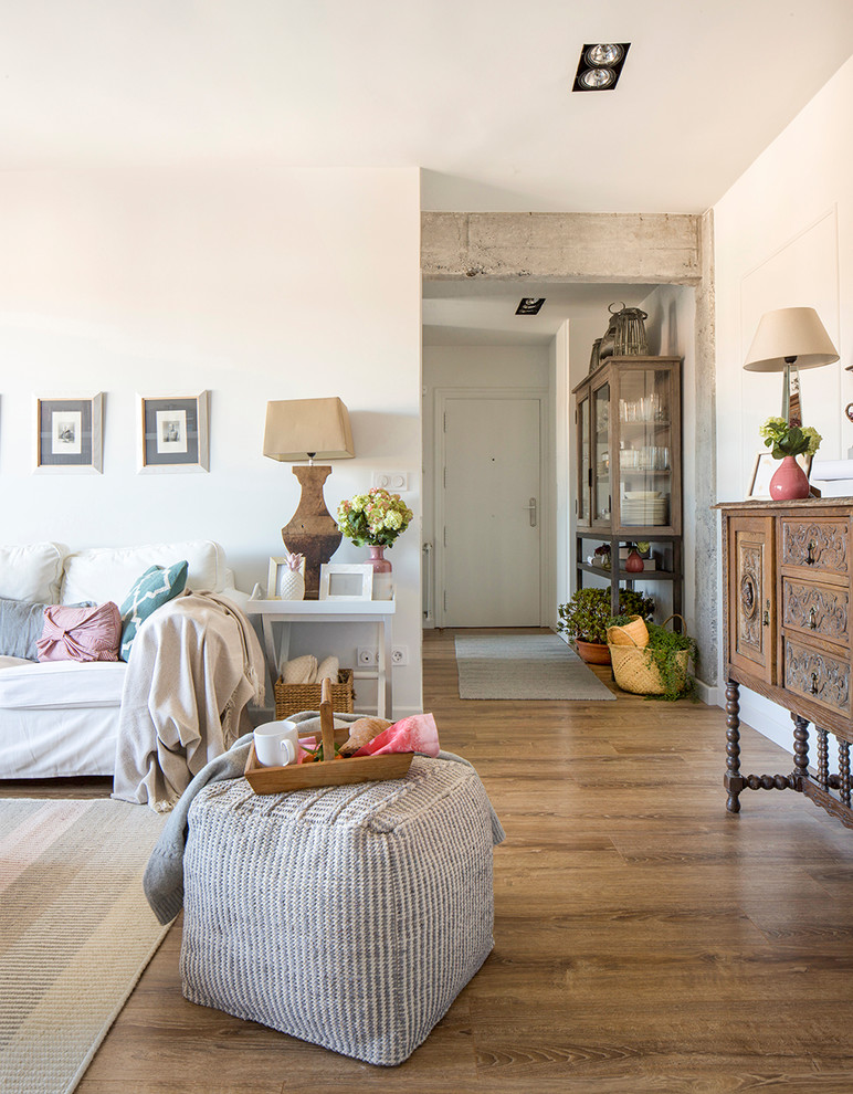 Medium sized vintage living room in Bilbao with brown walls, laminate floors and brown floors.