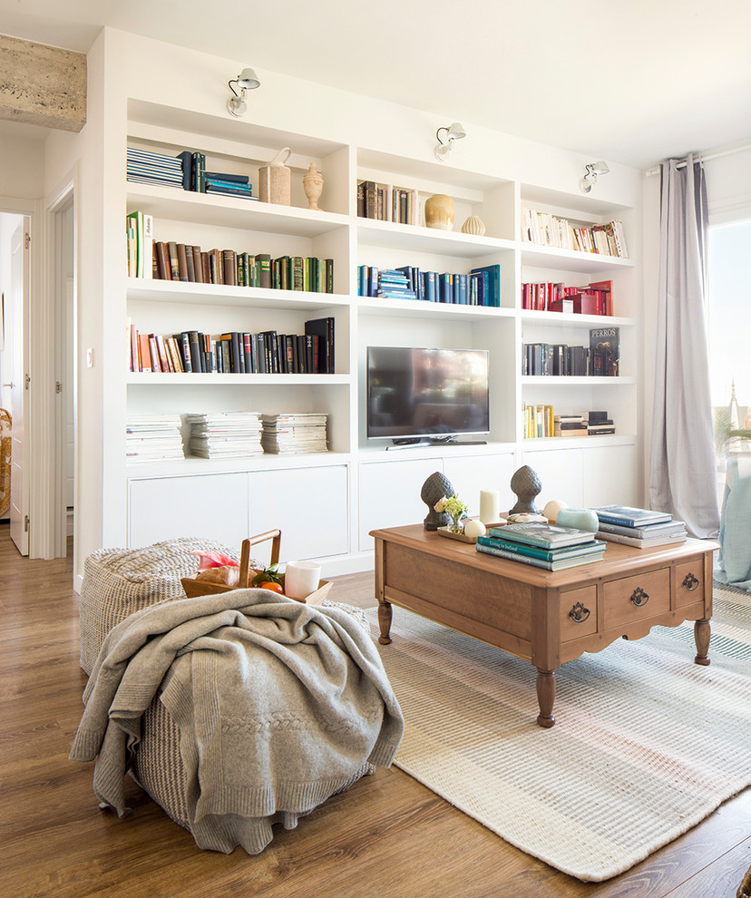 Foto på ett mellanstort shabby chic-inspirerat separat vardagsrum, med ett bibliotek, vita väggar, mellanmörkt trägolv och en fristående TV