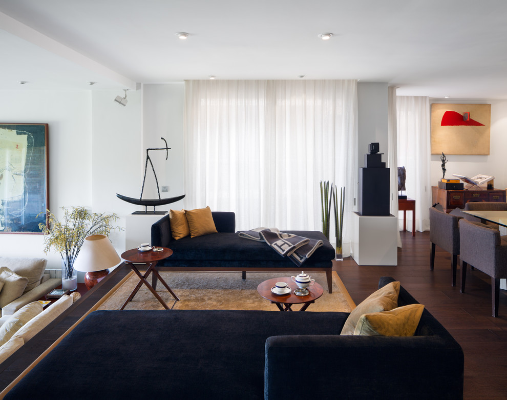 Immagine di un soggiorno contemporaneo di medie dimensioni e aperto con pareti bianche, parquet scuro e pavimento marrone