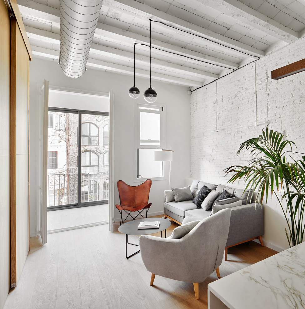 Идея дизайна: парадная гостиная комната в современном стиле с белыми стенами, паркетным полом среднего тона и коричневым полом без камина, телевизора