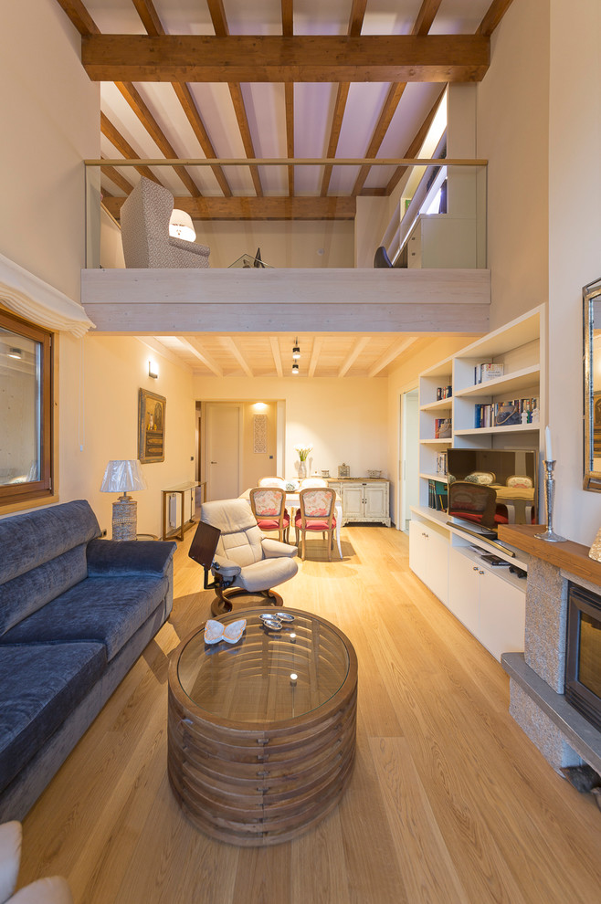 Esempio di un soggiorno nordico di medie dimensioni e stile loft con sala formale, pavimento in legno massello medio, camino classico e nessuna TV