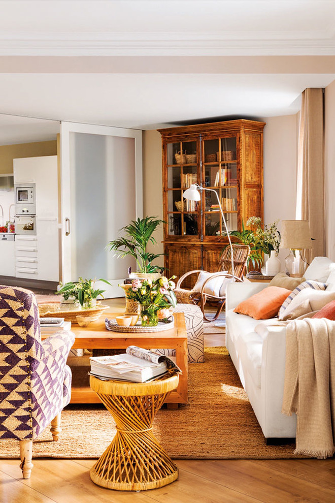 Exempel på ett stort eklektiskt separat vardagsrum, med beige väggar och mellanmörkt trägolv