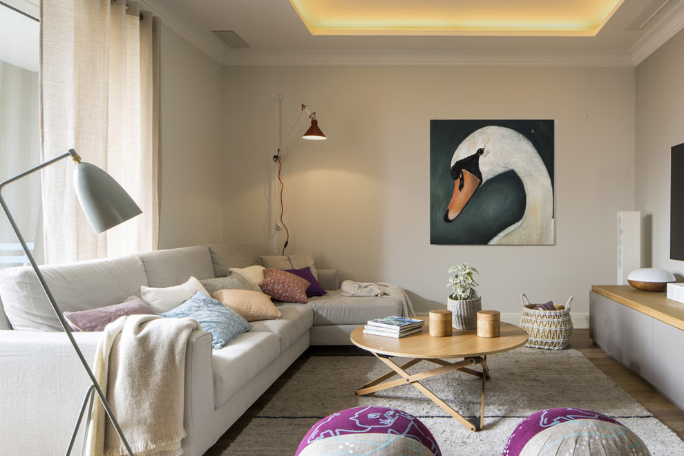Идея дизайна: изолированная гостиная комната среднего размера в современном стиле с белыми стенами, паркетным полом среднего тона, телевизором на стене и коричневым полом без камина