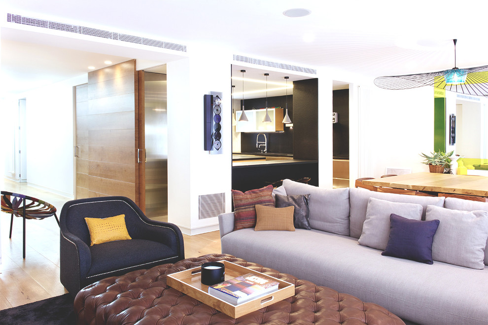 Пример оригинального дизайна: парадная, открытая гостиная комната среднего размера в современном стиле с белыми стенами, паркетным полом среднего тона и бежевым полом без камина, телевизора