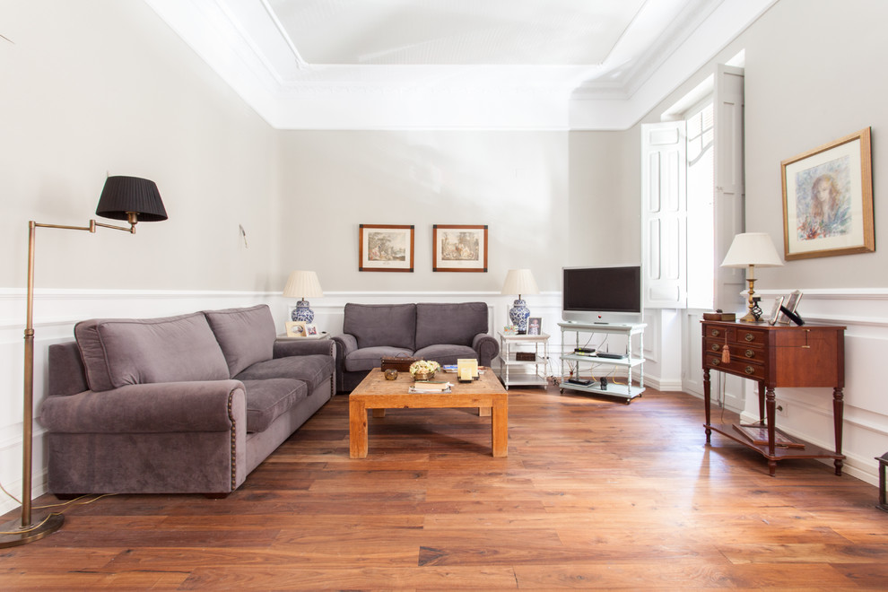 Mittelgroßes, Repräsentatives, Abgetrenntes Klassisches Wohnzimmer ohne Kamin mit beiger Wandfarbe, braunem Holzboden und freistehendem TV in Alicante-Costa Blanca