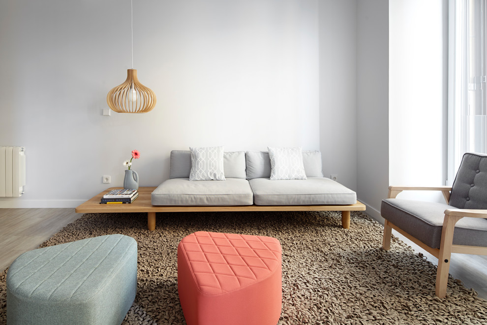 Esempio di un soggiorno contemporaneo con pavimento in legno massello medio e pareti bianche