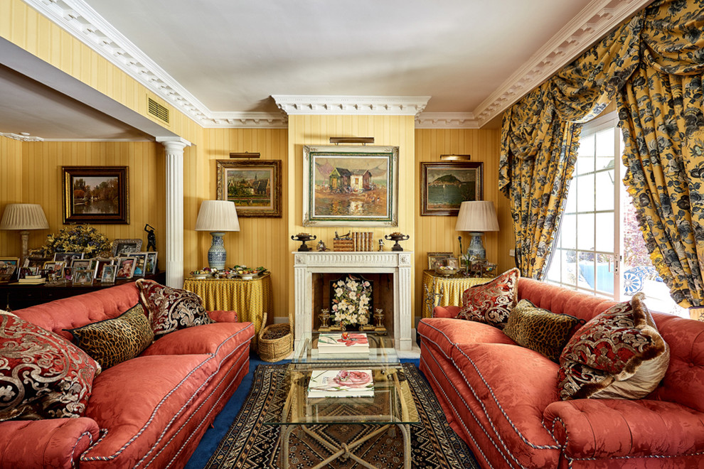 Immagine di un soggiorno vittoriano con pareti gialle, moquette, camino classico e pavimento blu