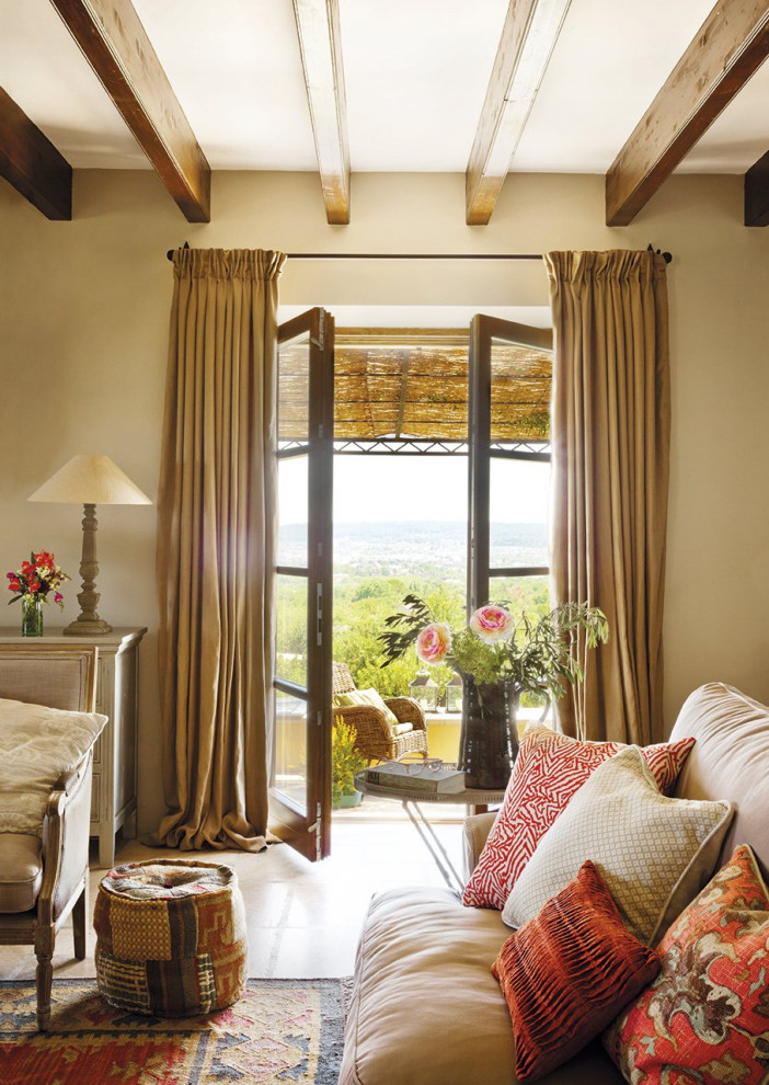 Esempio di un soggiorno country chiuso con pareti beige, pavimento in pietra calcarea e pavimento marrone