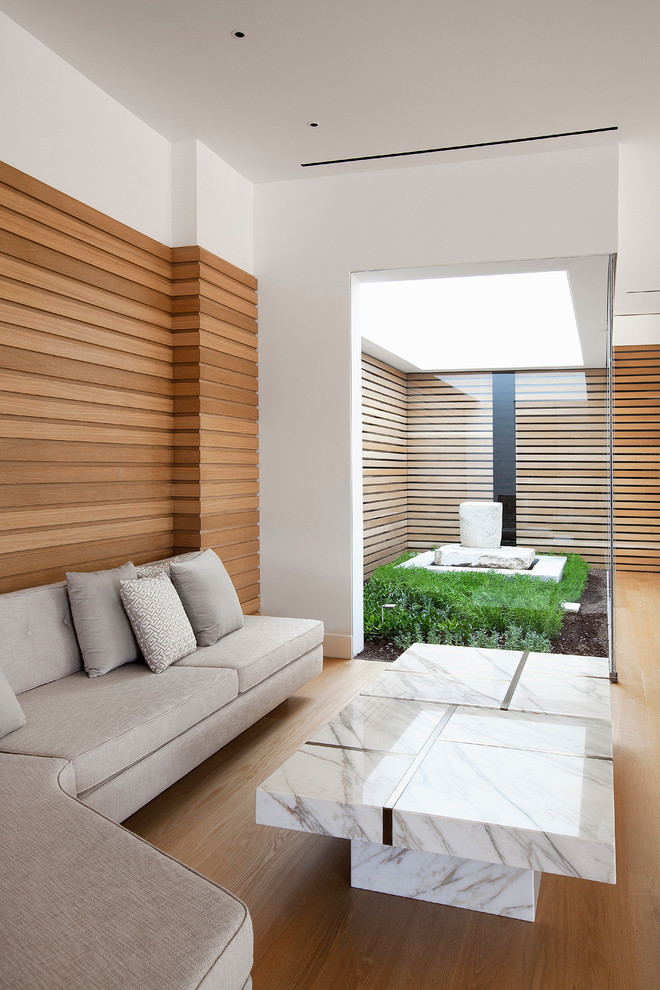 Mittelgroßes, Repräsentatives, Fernseherloses, Offenes Modernes Wohnzimmer ohne Kamin mit weißer Wandfarbe und braunem Holzboden in Barcelona