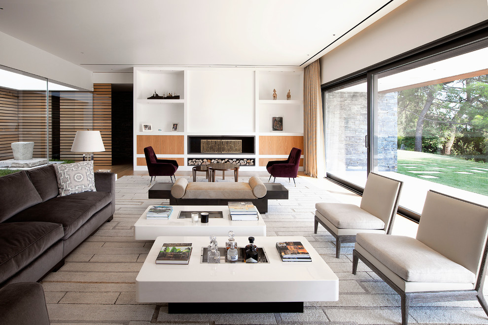 Immagine di un soggiorno minimal aperto con sala formale, pareti bianche, camino lineare Ribbon e nessuna TV