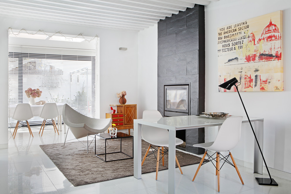 マドリードにあるお手頃価格の広いコンテンポラリースタイルのおしゃれなリビング (白い壁、セラミックタイルの床、石材の暖炉まわり、テレビなし) の写真