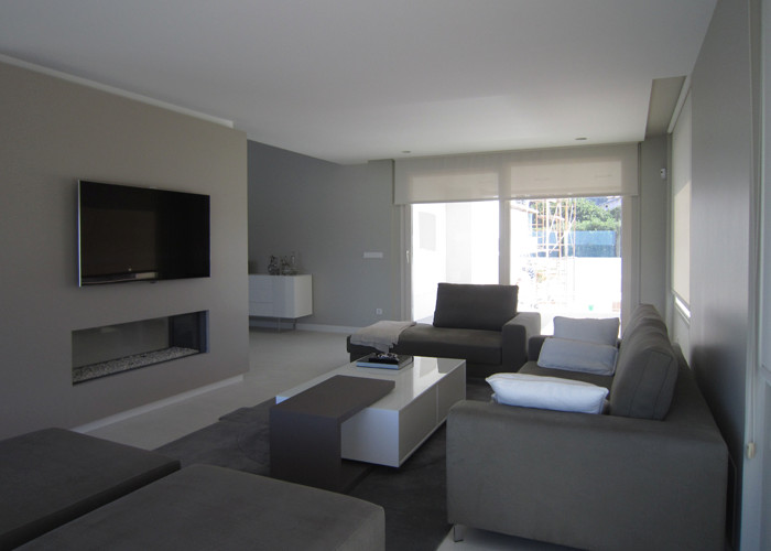 Inspiration för mellanstora moderna separata vardagsrum, med ett finrum, grå väggar, en bred öppen spis och en väggmonterad TV