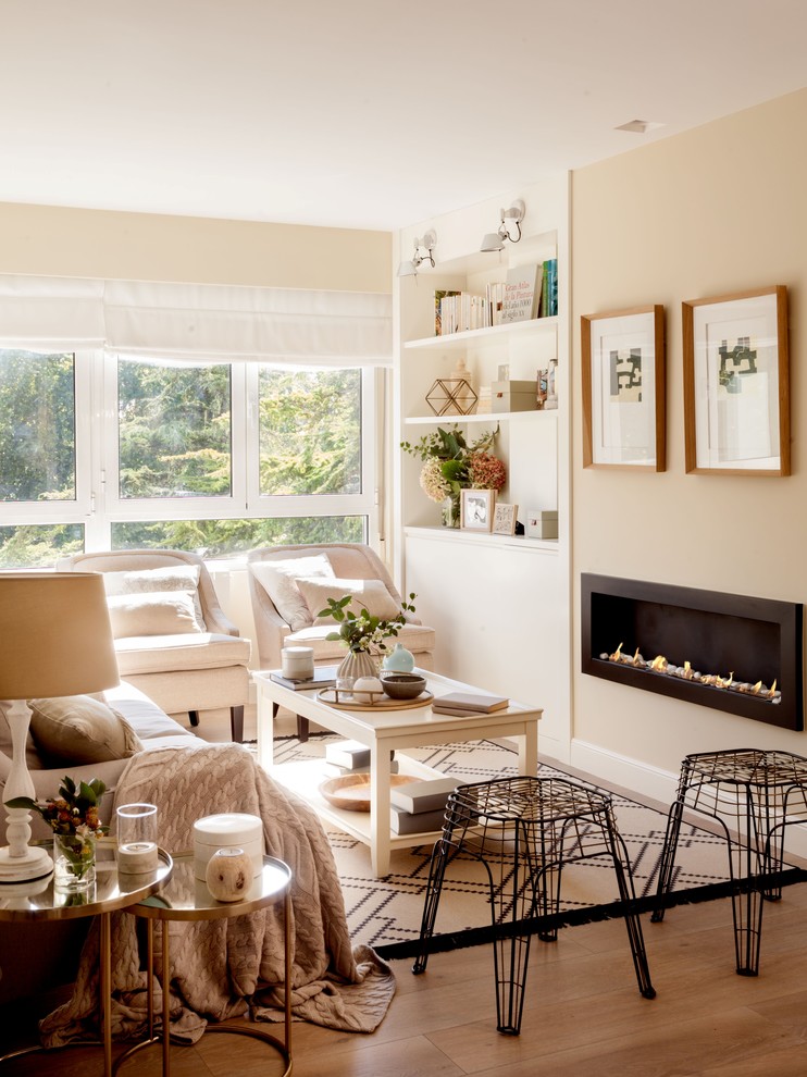 Свежая идея для дизайна: гостиная комната в стиле неоклассика (современная классика) с горизонтальным камином - отличное фото интерьера