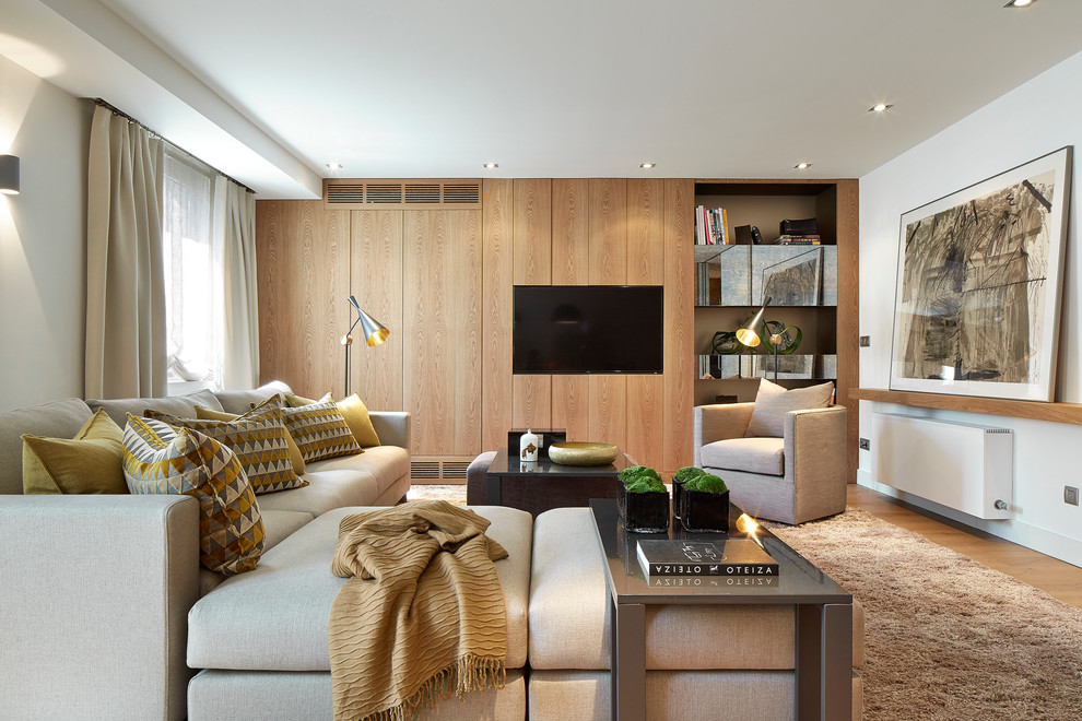 Mittelgroßes, Repräsentatives, Abgetrenntes Modernes Wohnzimmer ohne Kamin mit weißer Wandfarbe, braunem Holzboden und TV-Wand in Barcelona