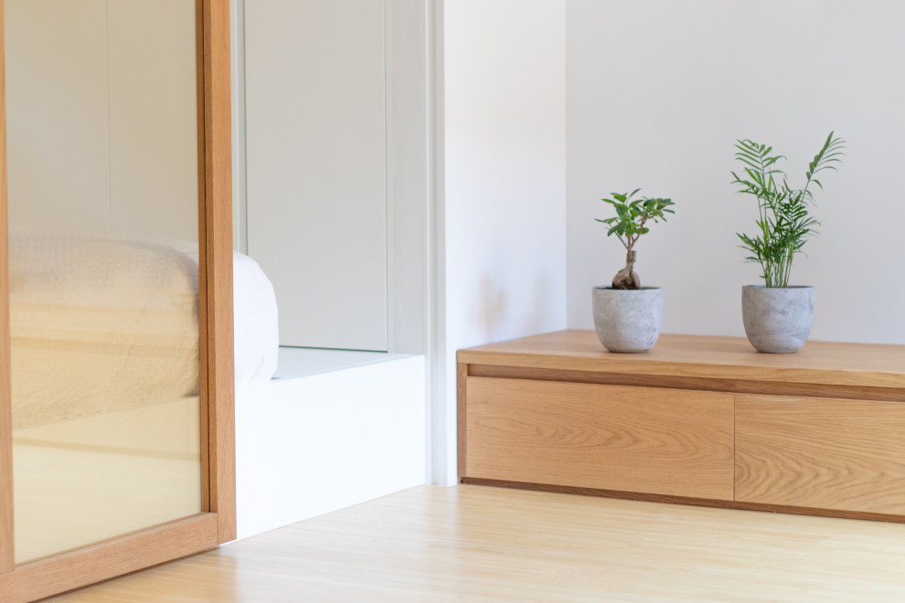 Esempio di un piccolo soggiorno scandinavo aperto con pareti bianche, pavimento in bambù e pavimento beige