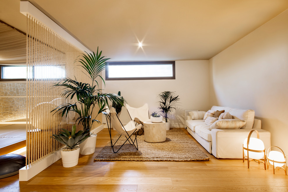 Tuscan light wood floor living room photo in Barcelona