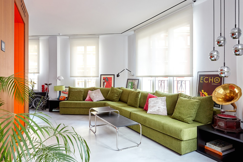 Großes, Fernseherloses, Offenes Modernes Wohnzimmer ohne Kamin mit weißer Wandfarbe, Betonboden und grauem Boden in Madrid