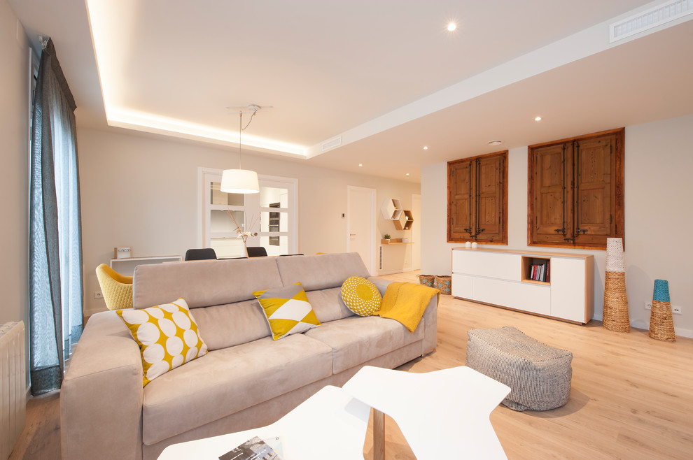 Exemple d'un grand salon moderne ouvert avec un mur blanc, un sol en bois brun, un téléviseur indépendant et un sol marron.