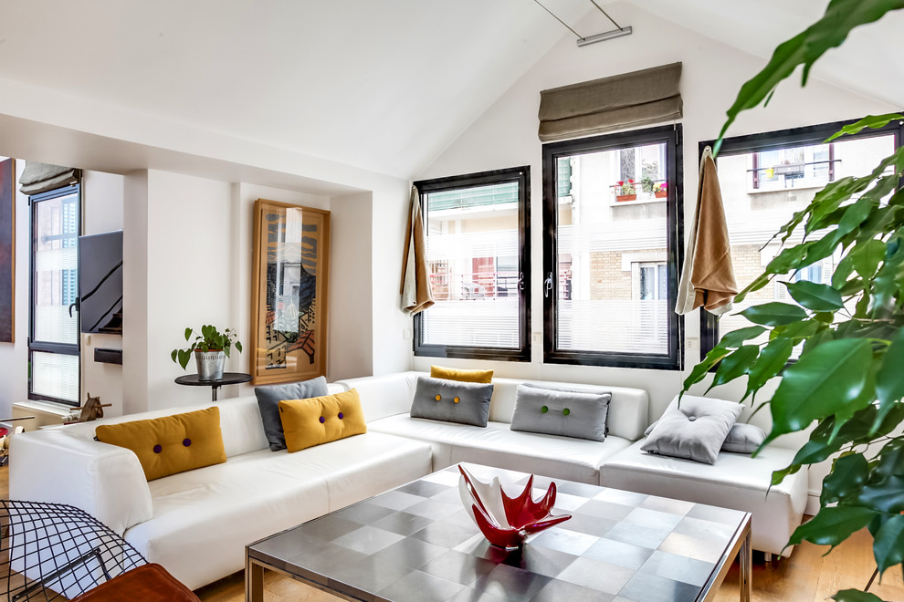 Источник вдохновения для домашнего уюта: открытая гостиная комната среднего размера в современном стиле с светлым паркетным полом, белыми стенами и телевизором на стене