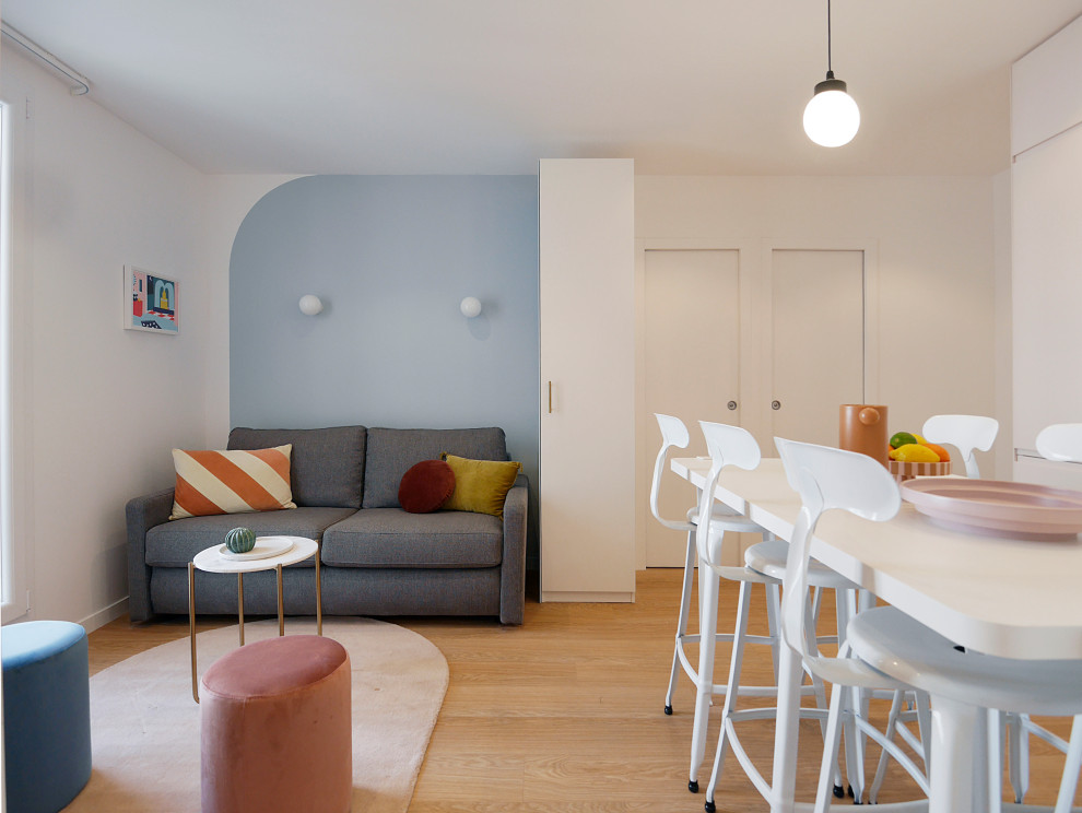 На фото: маленькая открытая гостиная комната в стиле модернизм с синими стенами, полом из винила, телевизором на стене и бежевым полом для на участке и в саду
