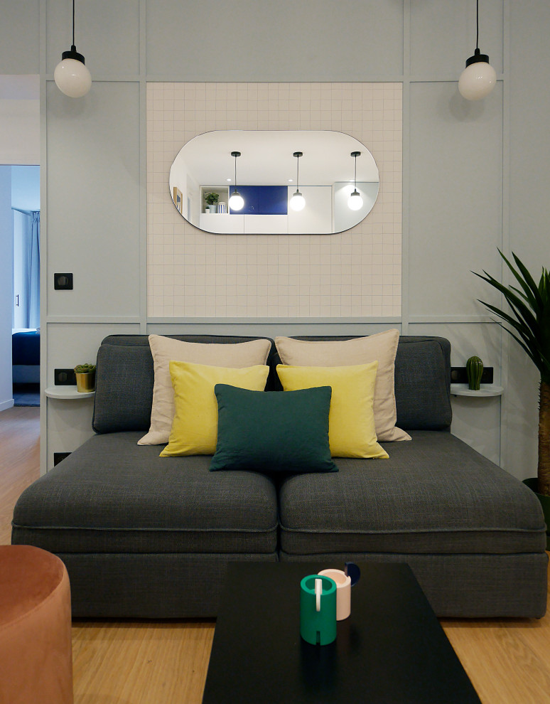 Ispirazione per un piccolo soggiorno minimalista aperto con pareti blu, pavimento in vinile, TV a parete e pavimento beige