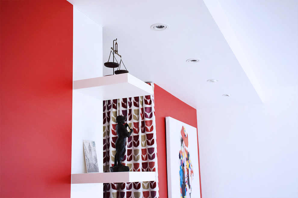 Réalisation d'un petit salon design ouvert avec un mur rouge, parquet clair, aucune cheminée, un sol marron, un téléviseur indépendant et éclairage.
