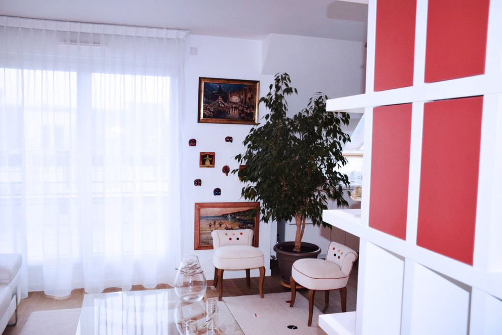 Réalisation d'un petit salon design ouvert avec un mur rouge, parquet clair, aucune cheminée, un sol marron, un téléviseur indépendant et éclairage.