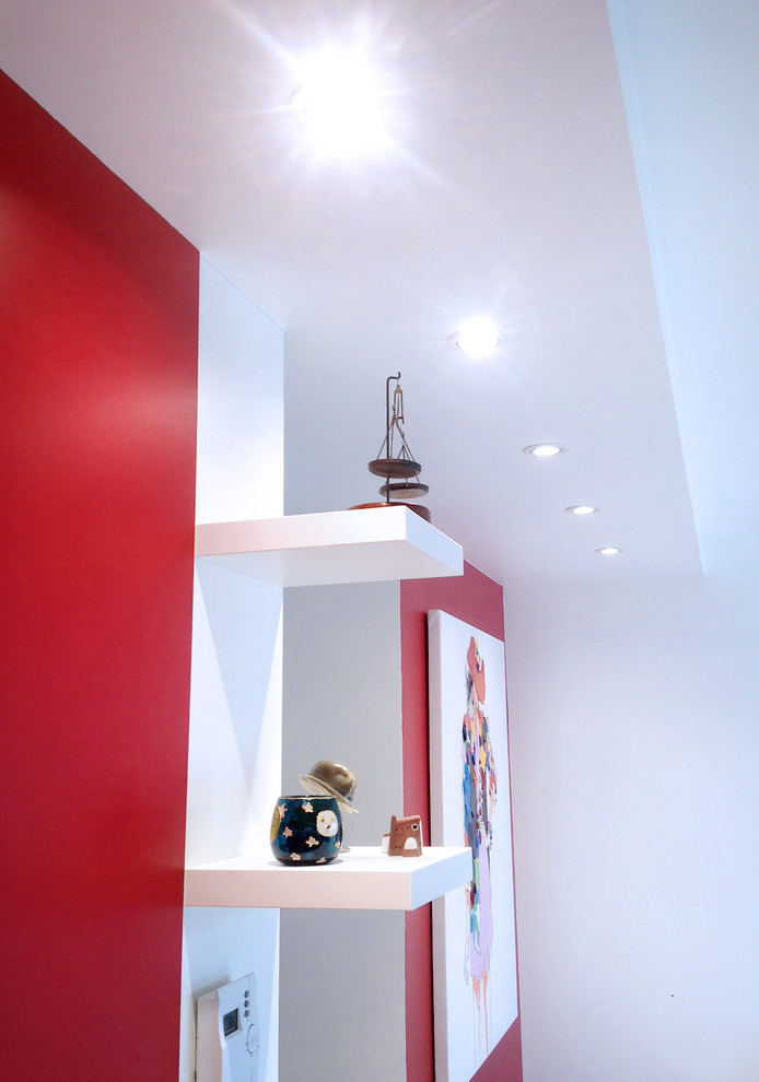 Пример оригинального дизайна: маленькая гостиная комната в современном стиле с красными стенами, светлым паркетным полом и коричневым полом без камина для на участке и в саду